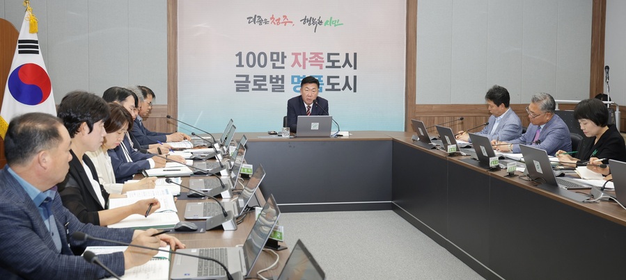 ▲ 이범석 청주시장이 7일 임시청사서 열린 주간업무보고에서 회의를 주재하고 있다. ⓒ청주시