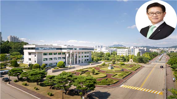 ▲ 한양대학교 ERICA 전경. 우측 상단은 이기정 총장.ⓒ한양대
