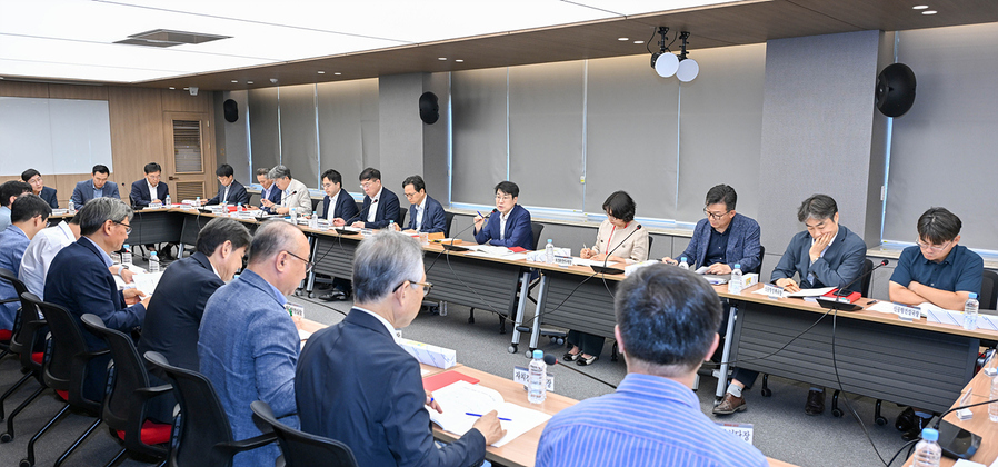 ▲ 김정기 대구광역시장 권한대행은 7월 7일 대구광역시청 산격청사 대회의실에서 개최된 간부회의에서 “정부의 추가경정예산이 확정됨에 따라, 민생경제 회복을 위한 소비쿠폰, 지역사랑상품권 등 관련 예산의 조기집행 준비에 만전을 기할 것”을 주문했다.ⓒ대구시