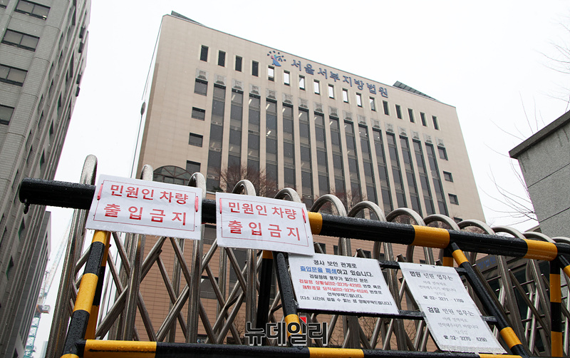 ▲ 윤석열 대통령에 대한 체포영장 발부 당시 발생한 난동 사태로 서울서부지법이 출입을 제한중인 가운데 12일 법원 입구에 출입관련 문구가 적혀 있다. 2025.02.12. ⓒ서성진 기자