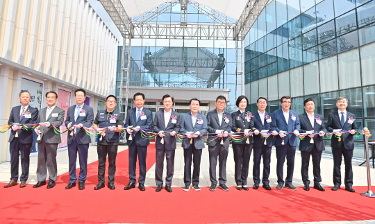 ▲ 충남에서 유일한 지상파 라디오가 마침내 첫 전파를 송출했다. 한국도로교통공단tbn충남교통방송은 8일 내포신도시 신청사에서 김태흠 지사와 정광섭 도의회 부의장, 김희중 도로교통공단 이사장 등 100여 명이 참석한 가운데 개국 기념행사를 개최했다.ⓒ충남도