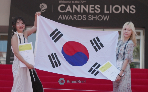 ▲ (왼쪽부터) 2025 영라이언즈 디지털 부문 골드를 수상한 박선미 카피라이터, 오수빈 아트디렉터. ⓒ프랑스 칸=이준원 기자