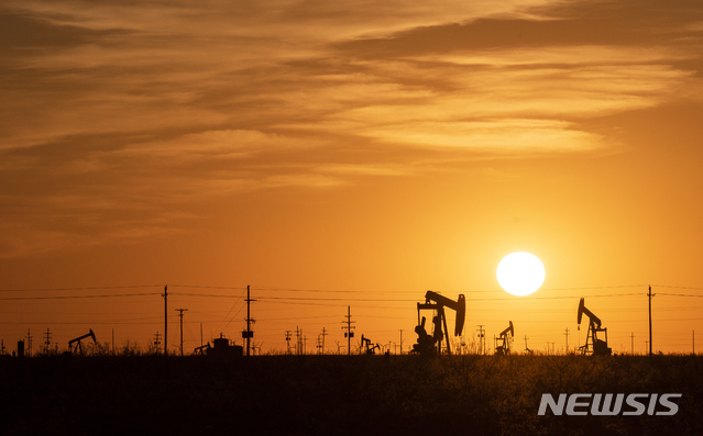 ▲ 미국 텍사스주 골드스미스 인근 유정의 원유시추기 펌프잭. 출처=APⓒ뉴시스