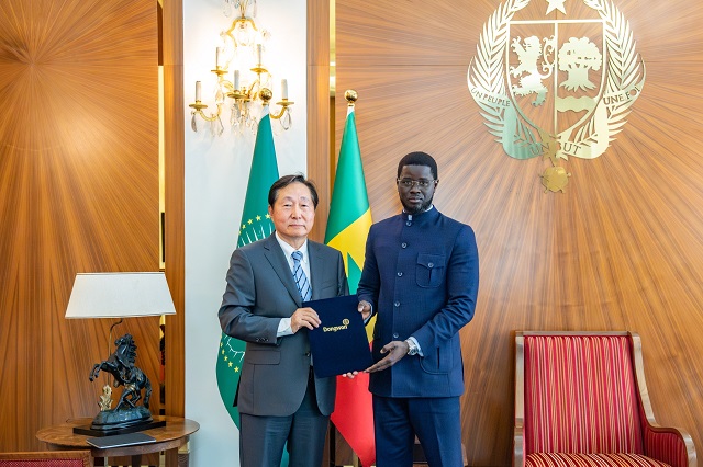 ▲ (왼쪽부터) 이명우 동원산업 부회장과 바시루 디오마예 파예 세네갈 대통령이 기념촬영을 하고 있다.ⓒ동원그룹