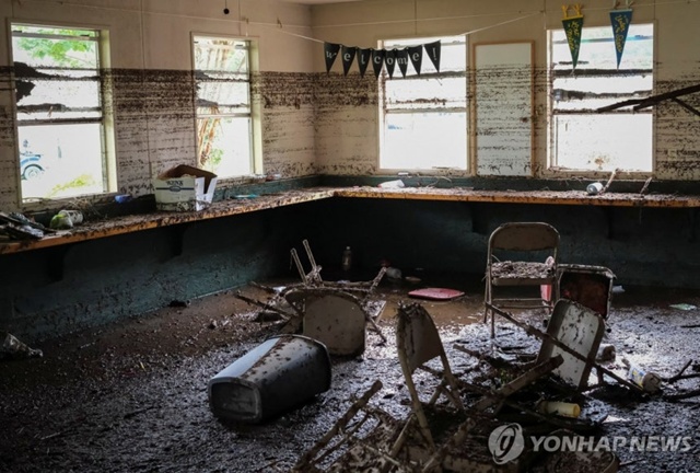 ▲ 미국 텍사스주 홍수로 폐허가 된 캠핑장 내부. 로이터=연합뉴스. ⓒ연합뉴스