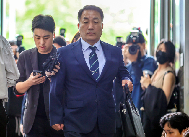 ▲ 김계환 전 해병대 사령관이 순직해병 사건 수사 외압 의혹과 관련된 조사를 받기 위해 7일 서울 서초구 특검 사무실로 향하고 있다. ⓒ연합뉴스