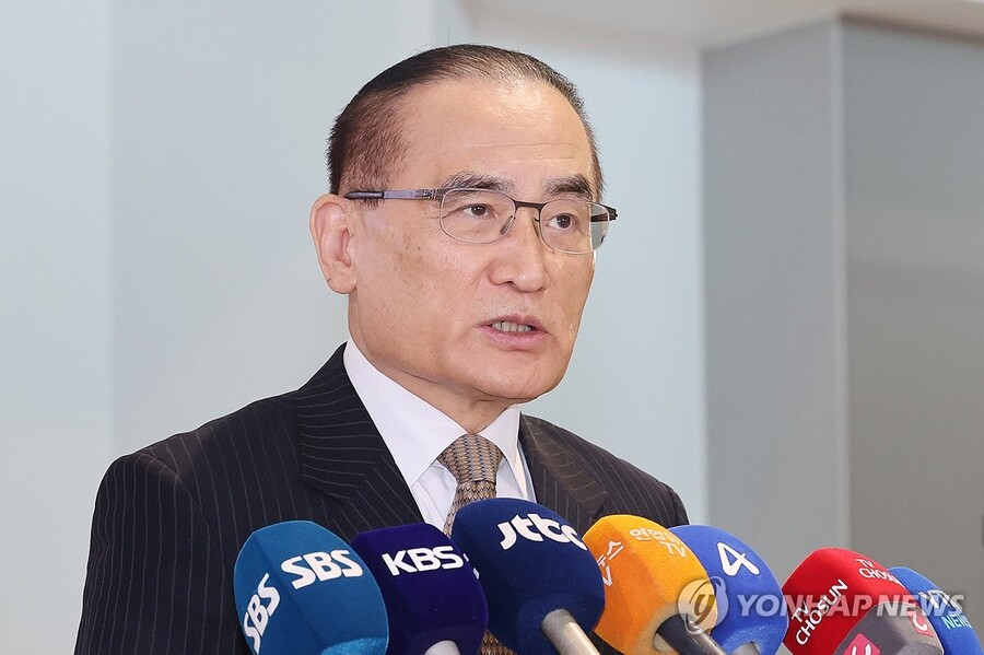 ▲ 위성락 국가안보실장이 방미 일정을 위해 6일 인천국제공항을 통해 미국 워싱턴DC로 출국하기 앞서 취재진의 질문에 답하고 있다. ⓒ연합뉴스