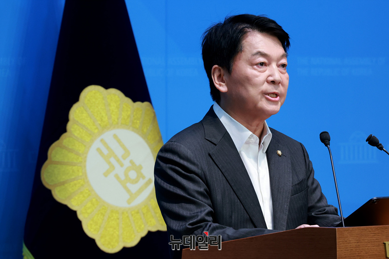 ▲ 안철수 국민의힘 의원이 7일 오전 국회 소통관에서 긴급 기자회견을 갖고 혁신위원장 사퇴 의사를 밝히고 당대표 선거 출마를 선언하고 있다. ⓒ이종현 기자