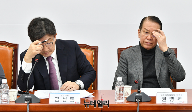 ▲ 권성동·권영세 국민의힘 의원이 1월 31일 오전 국회에서 열린 비상대책위원회의에서 얼굴을 만지고 있다. ⓒ이종현 기자