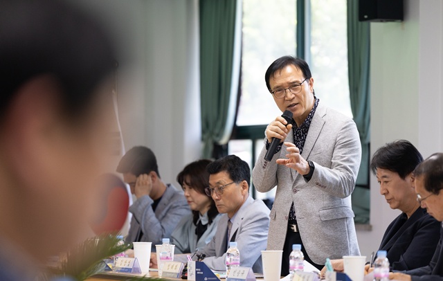 ▲ 임태희 경기도교육감이 지난 7일 국제첨단농업전문학교를 방문, 산학협력 강화 방안 모색을 위한 간담회에 참석해 발언하고 있다. ⓒ경기도교육청 제공