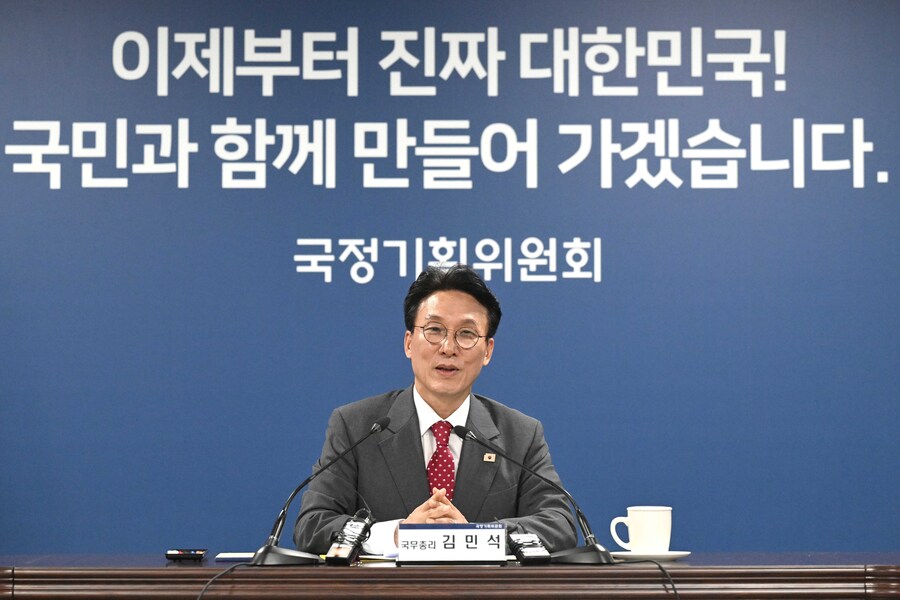 ▲ 김민석 국무총리가 7일 오후 서울 종로구 정부서울청사 별관 국정기획위원회에서 전체회의에 참석한 위원들과 만나 인사말을 하고 있다. ⓒ뉴시스