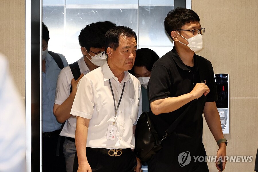 ▲ 민중기 특별검사팀이 지난 3일 서울 종로구 삼부토건이 입주한 빌딩에서 압수수색 중 이동하고 있다. ⓒ연합뉴스 제공