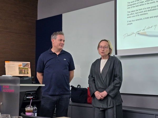 ▲ 올가 페르난데스 CEO(오른쪽)와 카를로스 라바르가 매니저가 뻬스께라 와인에 대해 설명 중이다.ⓒ최신혜 기자