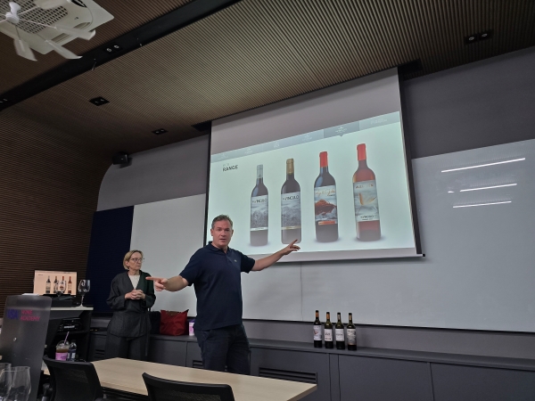 ▲ 카를로스 라바르가 아시아퍼시픽 지역 매니저가 와인에 대해 설명 중이다.ⓒ최신혜 기자