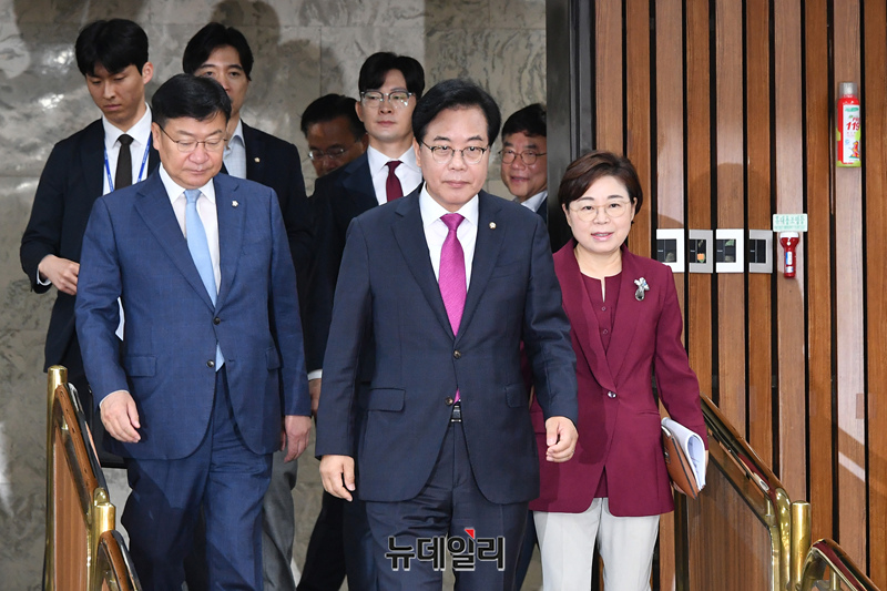 ▲ 송언석 국민의힘 비상대책위원장 겸 원내대표와 지도부가 8일 오전 국회에서 열린 원내대책회의에 참석하고 있다. ⓒ이종현 기자