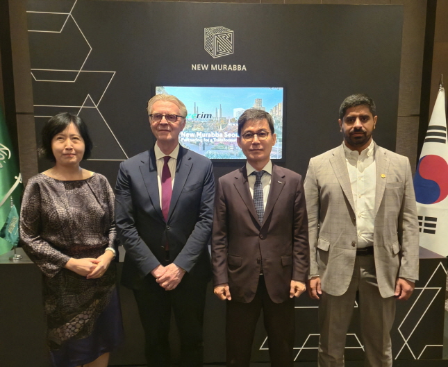 ▲ 육은아 희림 중동아프리카사업 본부장(왼쪽부터), 마이클 다이크 뉴 무라바 CEO, 정영균 회장, 에사 알무니프 EPMO 책임자가 기념촬영을 하고 있다. ⓒ희림