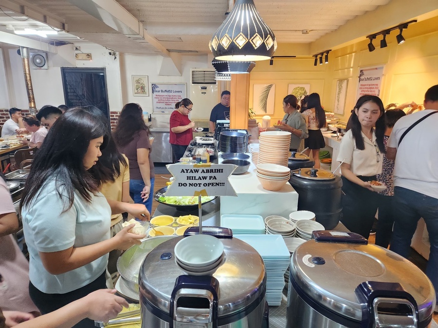 ▲ 필리핀 다바오 토레스시에 위치한 뷔페52에 손님들로 북적이고 있다.ⓒ뷔페52