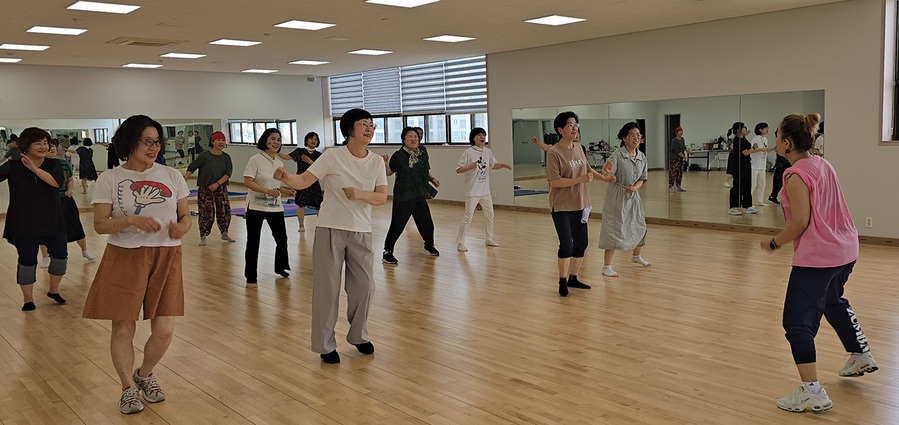 ▲ 서원대학교(총장 손석민) 미래대학 비전학부 라이프설계전공 재학생들이 하기방학을 맞아 ‘라이프설계 힐링 평생학교’를 운영하며 배움과 나눔을 실천하는 재능기부 활동에 나섰다. ⓒ서원대학교