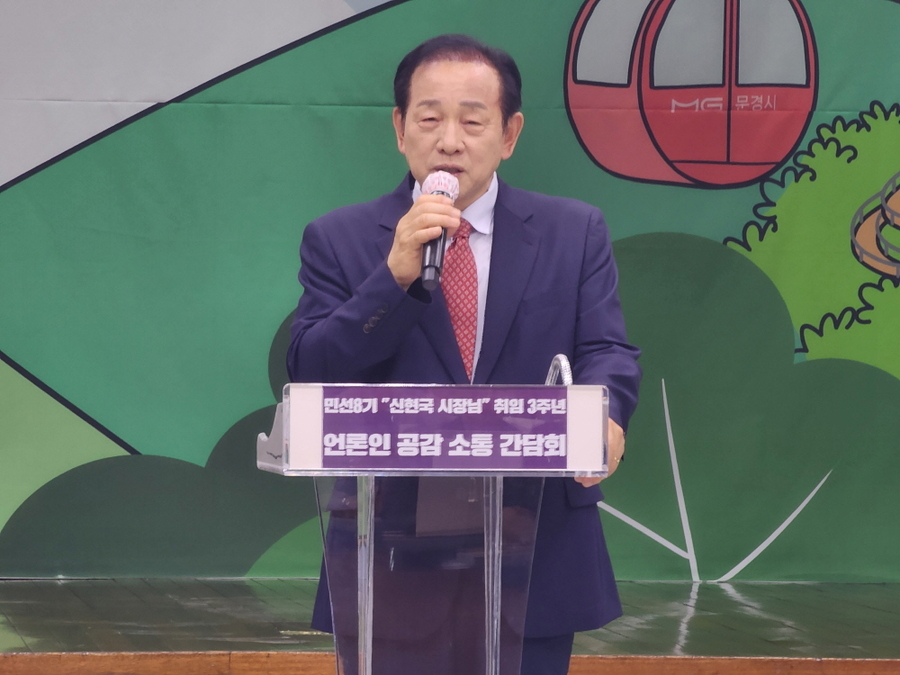 ▲ 신현국 문경시장이 기자회견을 통해 앞으로 시정발전 방향을 설명하고 있다.ⓒ문경시