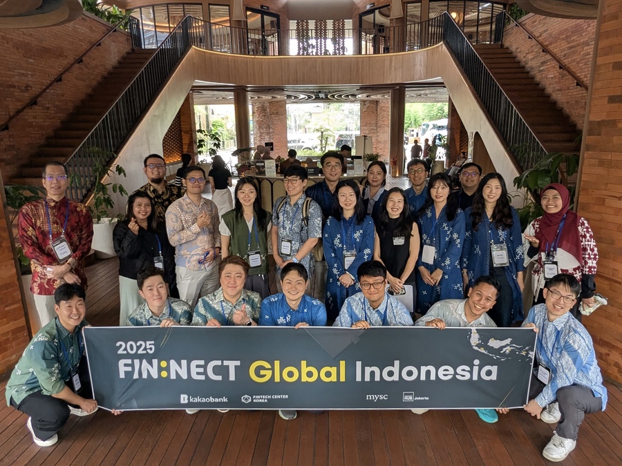 ▲ 카카오뱅크와 한국핀테크지원센터가 국내 핀테크 스타트업의 해외 진출을 지원하기 위해 지난 3일 인도네시아 자카르타에서 개최한 ‘핀넥트(FIN:NECT) 글로벌’ 행사에서 국내 스타트업들과 인도네시아 기업 임직원들과 함께 기념촬영을 하고 있다. ⓒ카카오뱅크
