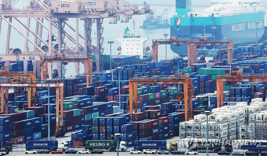 ▲ 평택항에 컨테이너가 쌓여 있는 모습ⓒ연합뉴스