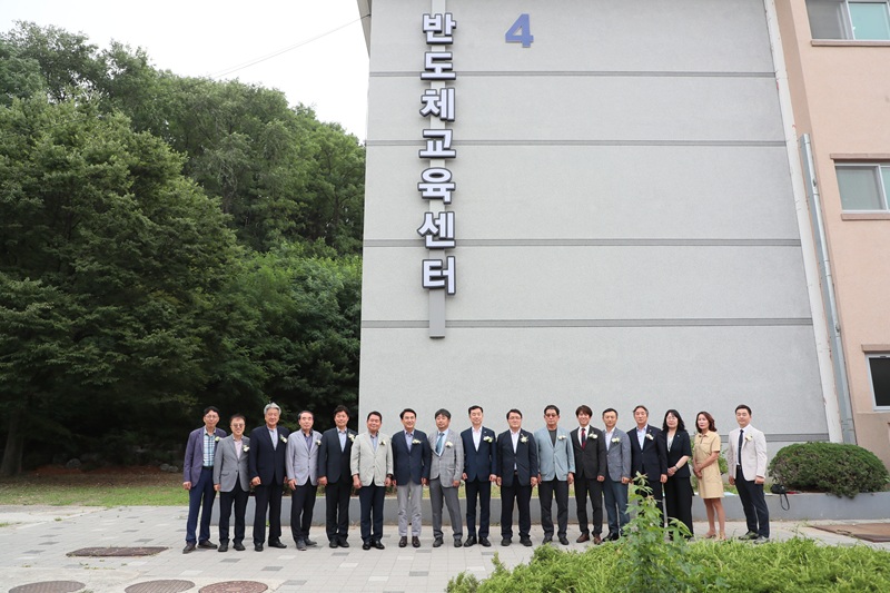 ▲ 김진태 강원특별자치도지사가 지난 7일 강릉 중앙고등학교에서 열린 '반도체 교육센터' 개소식에 참석했다. ⓒ강원특별자치도