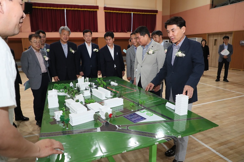 ▲ 김진태 강원특별자치도지사가 지난 7일 강릉 중앙고등학교에서 열린 '반도체 교육센터' 개소식에 참석했다. ⓒ강원특별자치도
