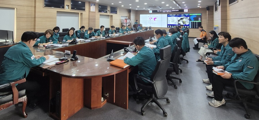 ▲ 충북재난안전대책본부는 지난 7일 도내 전지역에 폭염경보가 발효됨에 따라 이동옥 행정부지사 주재로 상황판단회의를 개최하고 비상근무단계를 비상1단계에서 비상3단계로 격상했다. ⓒ충북도