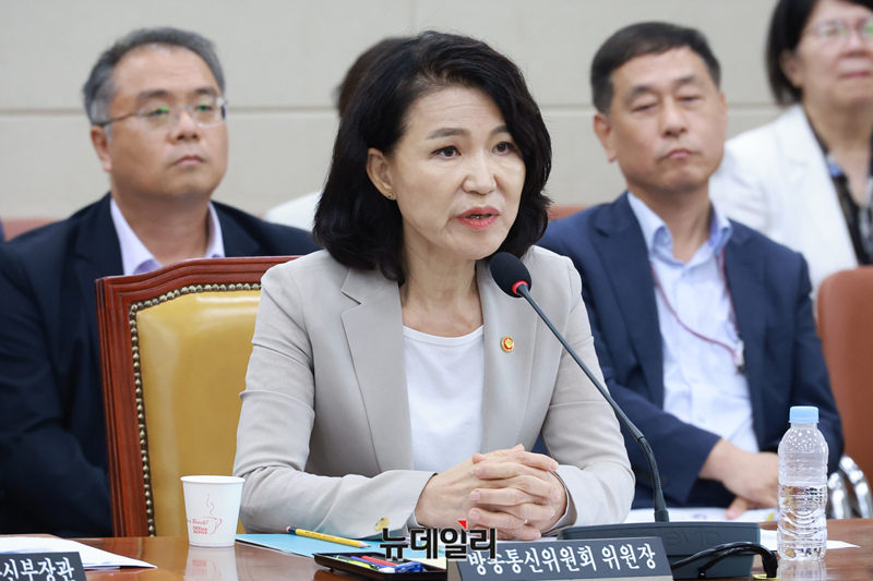 ▲ 이진숙 방송통신위원장이 7일 국회에서 열린 과학기술정보방송통신위원회 전체회의에 출석해 의원들의 질문에 답하고 있다. ⓒ이종현 기자