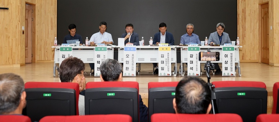 ▲ 지난 7일 논산시 농업기술센터에서 열린‘충남 딸기산업 활성화 방안 마련을 위한 의정토론회’.ⓒ충남도의회