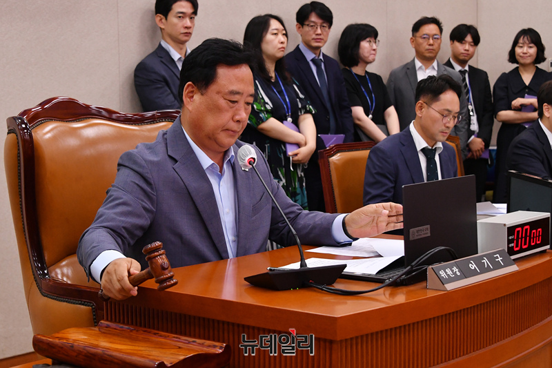 ▲ 어기구 위원장이 8일 국회에서 열린 전재수 해양수산부 장관 후보자 인사청문요청안 심의를 위한 농림축산식품해양수산위원회 전체회의에서 의사봉을 두드리고 있다. ⓒ이종현 기자