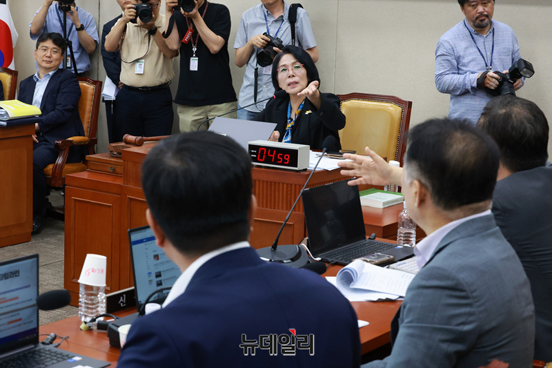 ▲ 국민의힘 의원들이 7일 국회에서 열린 과학기술정보방송통신위원회 전체회의에서 여야 의원들이 방송3법과 관련한 의사진행 발언이 오가던 중 최민희 위원장의 의사진행에 항의를 하고 있다. ⓒ이종현 기자
