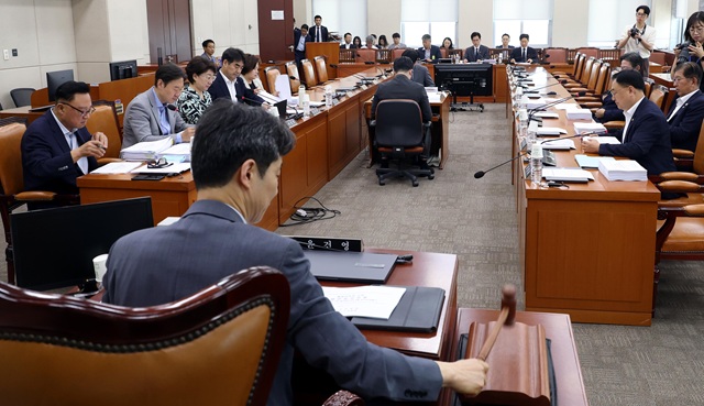 ▲ 윤건영 국회 행안위 법안심사제1소위원장이 8일 오전 서울 여의도 국회에서 열린 행정안전위원회 법안심사제1소위원회에서 의사봉을 두드리고 있다.ⓒ뉴시스