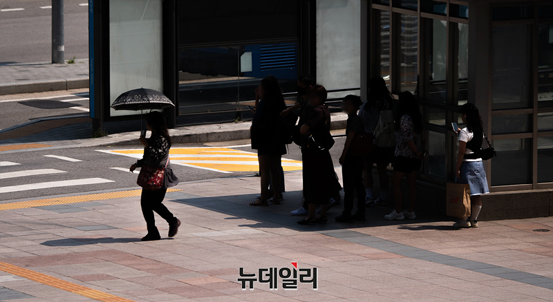 ▲ 서울 용산역 앞에서 시민들이 그늘에서 더위를 피하고 있다. ⓒ서성진 기자