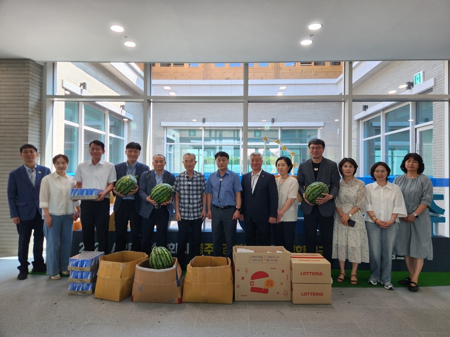 ▲ APEC범시도민지원협의회는 7일 경상북도 APEC준비지원단을 방문, APEC정상회의 개최 준비에 여념이 없는 준비지원단 직원을 격려했다.ⓒ경북도