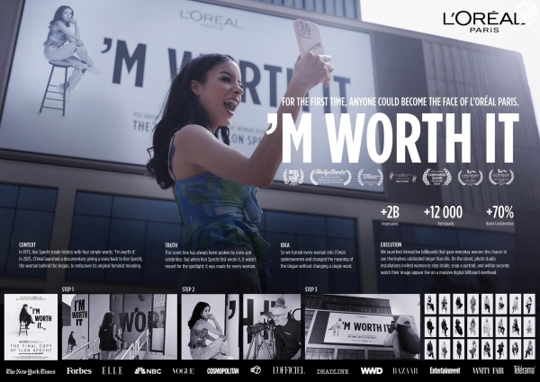 ▲ 인터랙티브 설치물에서 사진을 찍어 I'm Worth It의 I를 채우는 여성들. ⓒ칸라이언즈