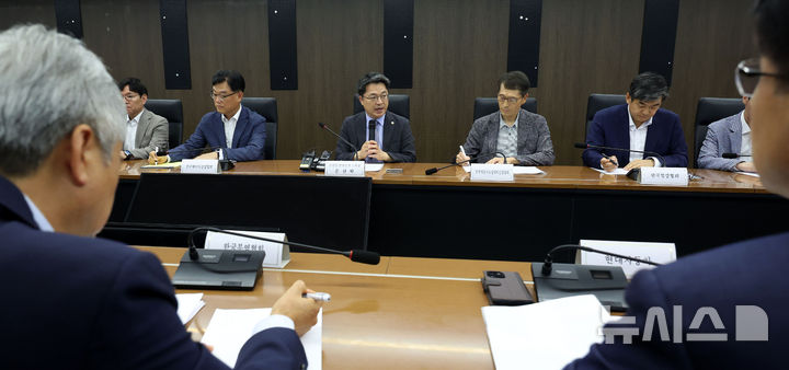 ▲ 문신학 산업통상자원부 제1차관이 8일 오후 서울 중구 대한상공회의소에서 미 관세 조치 통보 관련 민관 합동 긴급 점검회의를 주재하고 있다. ⓒ뉴시스