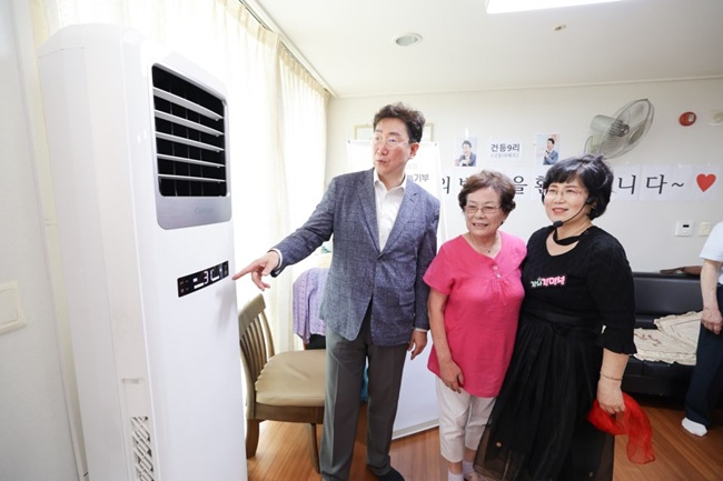 ▲ 원강수 시장이 문막읍 비두2리와 궁촌1리 경로당 등을 찾아, 건강 관리에 각별한 주의가 필요한 지역 어르신들이 폭염을 피할 수 있도록 무더위쉼터 운영 현황을 세심하게 점검했다. ⓒ원주시