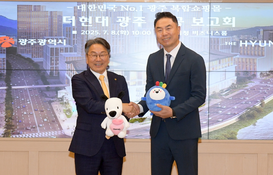▲ 강기정 광주광역시장이 8일 오전 시청 비즈니스룸에서 열린 ‘광주 복합쇼핑몰 더현대 광주 관련 착공보고회’에 참석해 정지영 현대백화점 대표이사와 기념촬영을 하고 있다. ⓒ광주광역시 제공