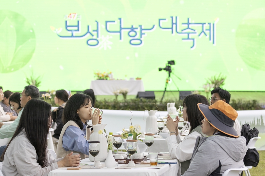 ▲ 관광객들이 보성다향대축제에서 오후의 차밭(그랜드 티파티)
ⓒ전라남도 보성군 제공