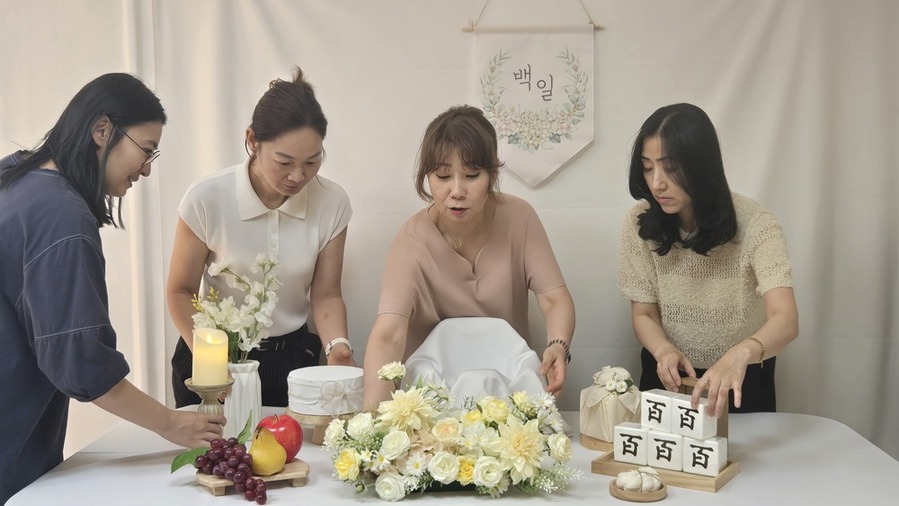 ▲ 광주 남구 백일·돌 상차림 세트‘ 무상 대여 중 “돌상 차림은 화병과 조화, 액자, 인형, 촛대 모형 과일·마카롱·베이커리·미니 케이크, 다양한 돌잡이 용품 등을 갖추고 있다. 
ⓒ광주광역시 남구청 제공