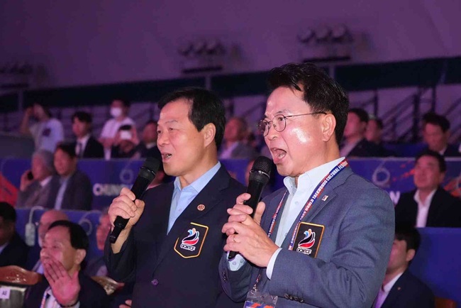 ▲ 육동한 춘천시장과 양진방 KTA 회장의 공동 개회선언 장면. ⓒ춘천시