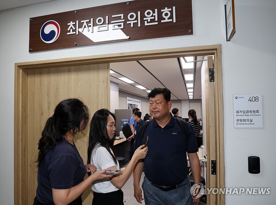 ▲ 최저임금위원회 근로자위원인 류기섭 한국노총 사무총장이 9일 새벽 정부세종청사에서 전날에 이어 차수를 변경해 열린 제11차 전원회의를 마친 뒤 나오며 기자들의 질문에 답하고 있다. ⓒ연합뉴스