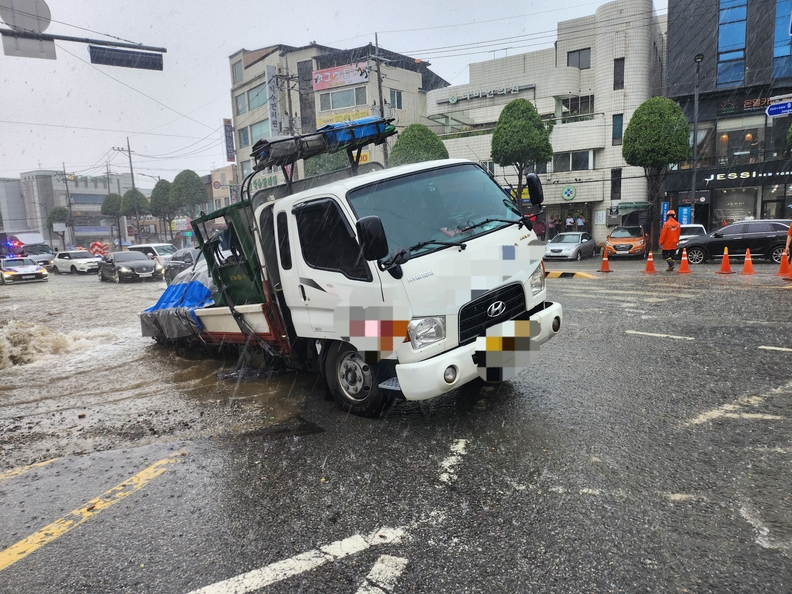 ▲ 8일 오후 4시 1분께 충북 충주시 문화동 이마트사거리에서 갑작스럽게 발생한 싱크홀에 지나가던 화물차가 빠지는 사고가 발생했다. 이마트사거리는 충주시 중심가의 핵심 교통로로 평소 차량과 보행자 통행량이 많은 지역이다. 이날 발생한 싱크홀은 도로에 약 1m 정도의 웅덩이가 파이는 형태로 나타났다.ⓒ충주소방서