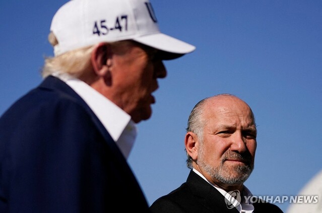 ▲ 도널드 트럼프 미국 대통령과 하워드 러트닉 상무부 장관. 출처=로이터ⓒ연합뉴스