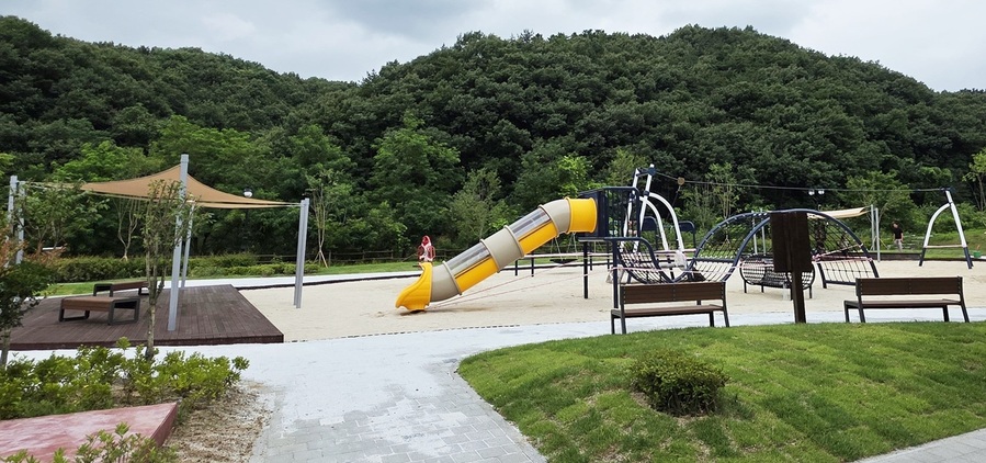 ▲ 청주시는 청원구 오창읍 용두리 170 일원에 위치한 미래지농촌테마공원에 어린이와 가족들을 위한 놀이공간 조성 공사를 완료했다. ⓒ청주시