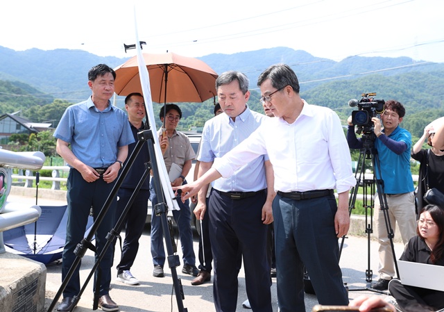 ▲ 김동연 경기도지사가 8일 오후 양평군 양서면의 서울-양평고속도로 현장을 방문하여 점검하고있다. ⓒ경기도 제공