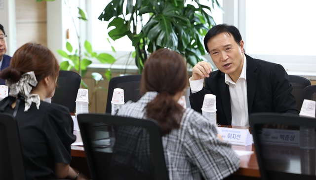 ▲ 임태희 경기도교육감이 8일 성남시 (구)청솔중학교(폐교)를 방문해 지역 대표와의 간담회를 진행하고 있다. ⓒ경기도교육청 제공