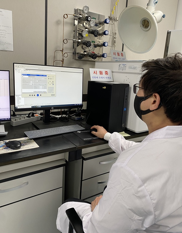 ▲ 보건환경연구원이 실험실에서 시료 분석을 하고 있다. ⓒ충북도