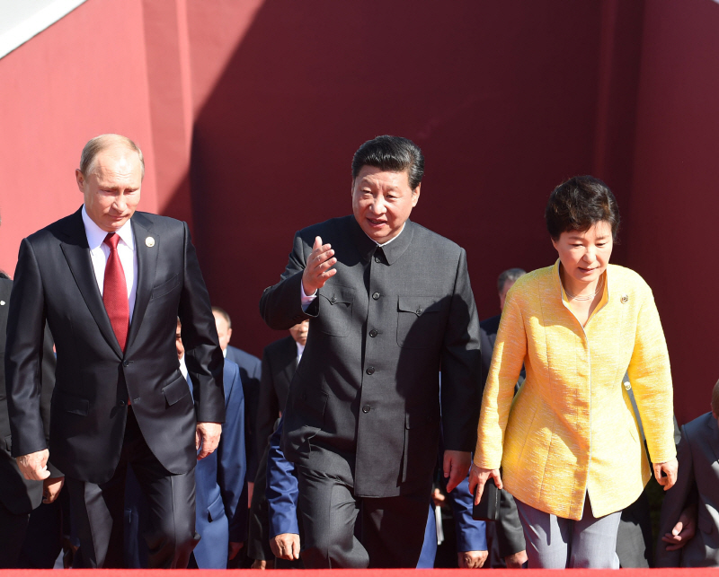 ▲ 2015년 9월 3일 중국 베이징 톈안먼 성루에서 열린 전승절 열병식에 박근혜 대통령(사진 오른쪽)과 시진핑(習近平·가운데) 국가주석, 블라디미르 푸틴 대통령(왼쪽)이 입장하는 모습. ⓒ중국 신화 통신/뉴시스